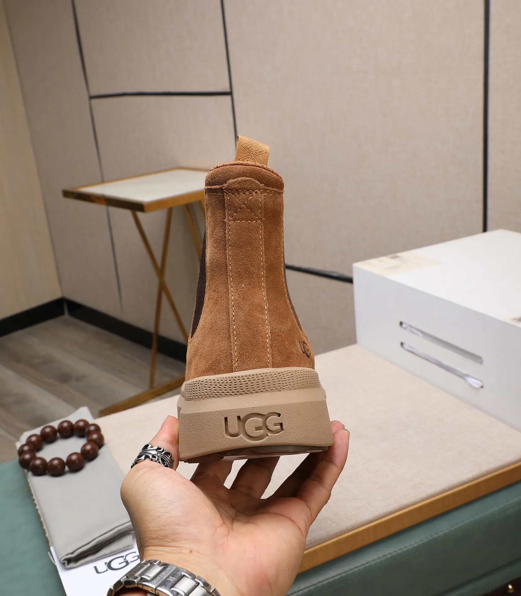 Men's shoes 💰620 Please note the quality of the original order and compare the thickness of the wool 🏮🏮 Popular UGG from Australia's warm luxury brand men's shoes, the official website is synchronized, Beckham men's style..., made of imported top-layer waxed cowhide, waxed toe cap, Australian genuine wool velvet lining Carefully sewn...Imported rubber Martin boots outsole (comfortable, soft and wear-resistant). I really like the quality..Exquisite workmanship. You can't put it down at first sight. Size 39-44